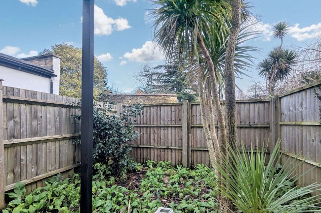 30 Lydden Grove, Wandsworth, London SW18 4LL 10