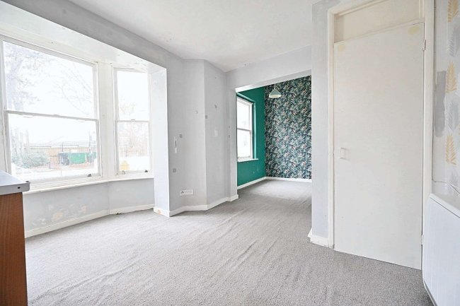 Flat 5, 14 Park Crescent, Worthing, West Sussex BN11 4AH 6