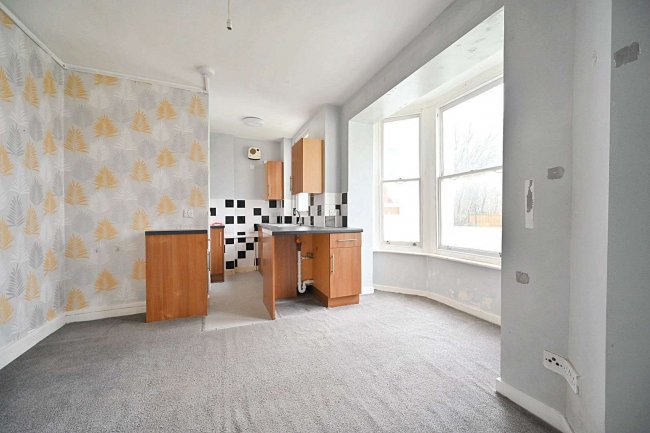 Flat 5, 14 Park Crescent, Worthing, West Sussex BN11 4AH 6