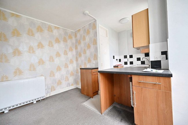 Flat 5, 14 Park Crescent, Worthing, West Sussex BN11 4AH 6