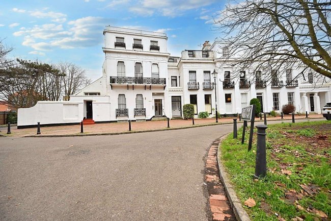 Flat 5, 14 Park Crescent, Worthing, West Sussex BN11 4AH 6