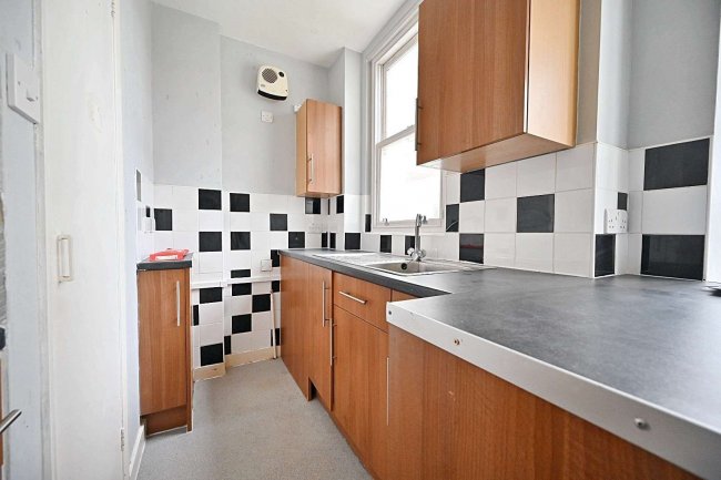 Flat 5, 14 Park Crescent, Worthing, West Sussex BN11 4AH 6