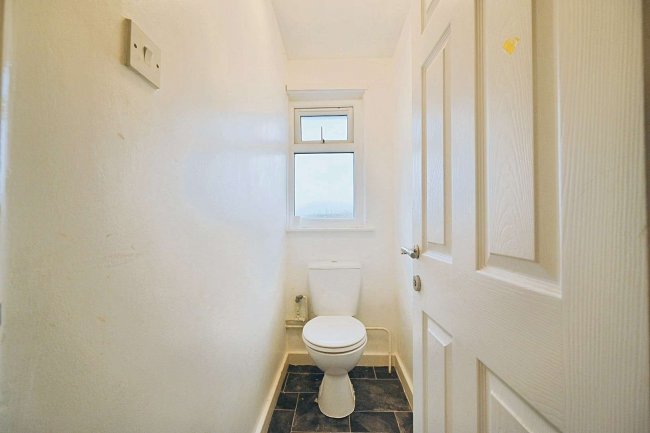 2 Ramsey Close, Horley, Surrey  RH6 8RE 4