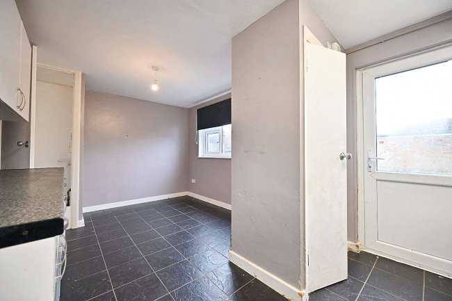 2 Ramsey Close, Horley, Surrey  RH6 8RE 4