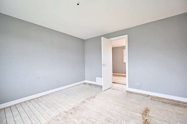 2 Ramsey Close, Horley, Surrey  RH6 8RE 4