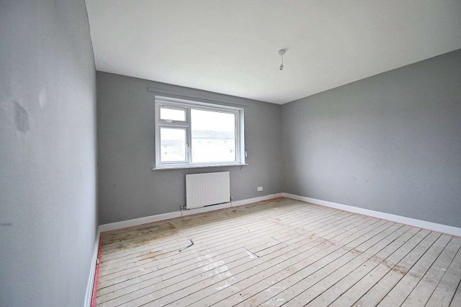 2 Ramsey Close, Horley, Surrey  RH6 8RE 4