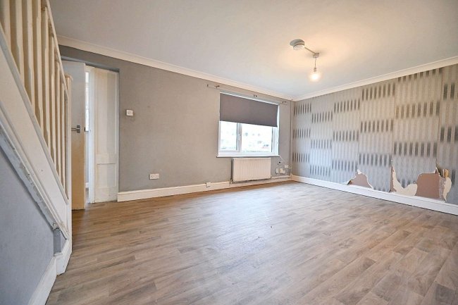 2 Ramsey Close, Horley, Surrey  RH6 8RE 4