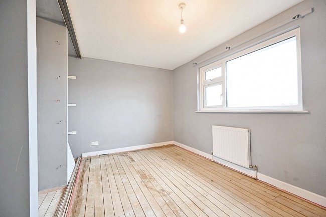 2 Ramsey Close, Horley, Surrey  RH6 8RE 4