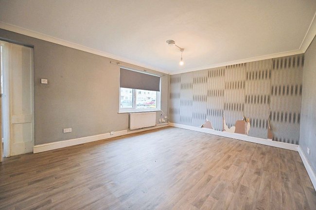 2 Ramsey Close, Horley, Surrey  RH6 8RE 4