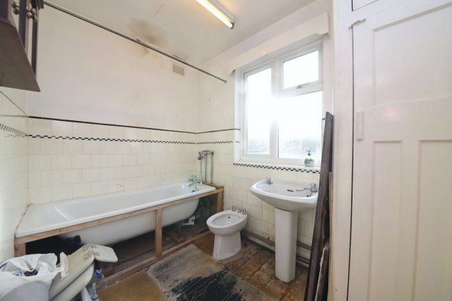 71 Lullington Garth, Woodside Park, London, N12 7BL 1