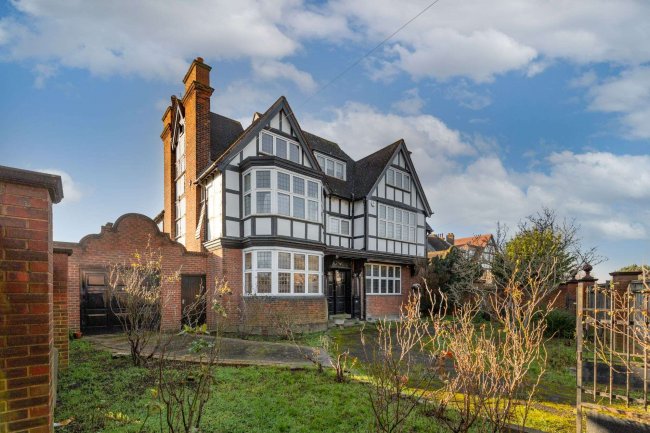 98 Westbury Road, New Malden, Surrey KT3 5AN 7