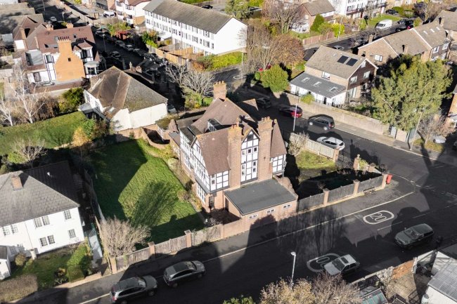 98 Westbury Road, New Malden, Surrey KT3 5AN 7