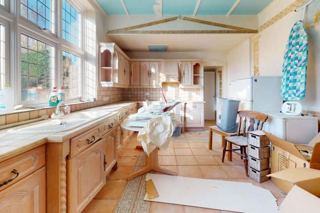 98 Westbury Road, New Malden, Surrey KT3 5AN 7