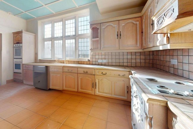 98 Westbury Road, New Malden, Surrey KT3 5AN 7