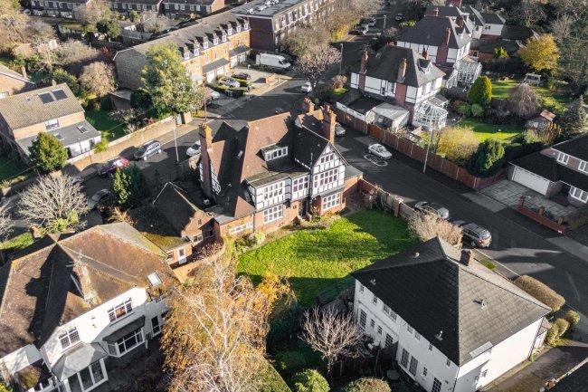 98 Westbury Road, New Malden, Surrey KT3 5AN 7