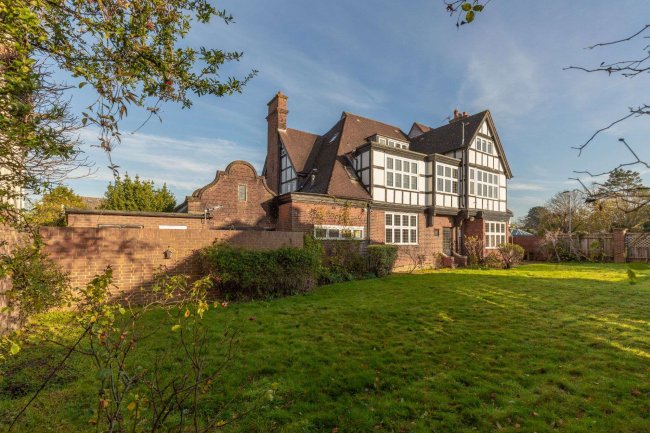 98 Westbury Road, New Malden, Surrey KT3 5AN 7