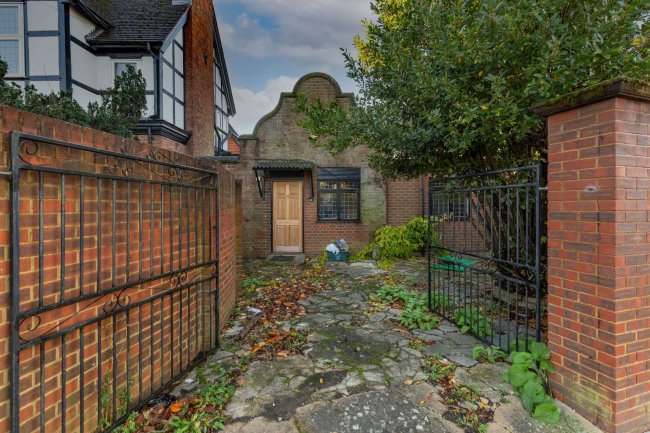 98 Westbury Road, New Malden, Surrey KT3 5AN 7