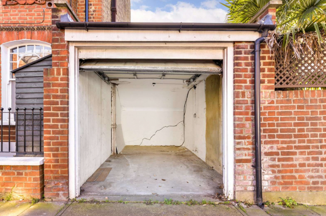 Garage at the rear of 221 Wandsworth Bridge Road, Fulham, London, SW6 2TU 1