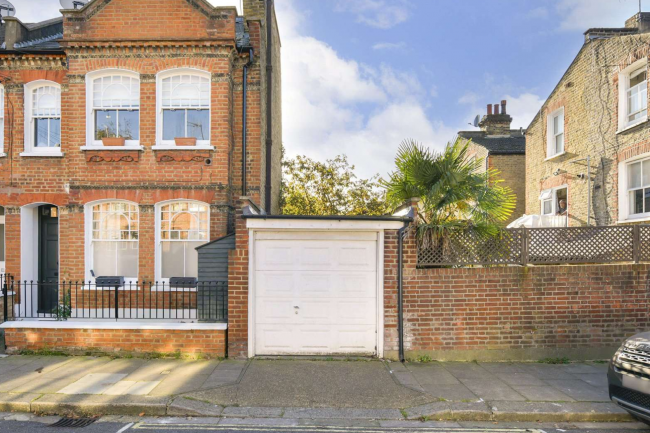 Garage at the rear of 221 Wandsworth Bridge Road, Fulham, London, SW6 2TU 1