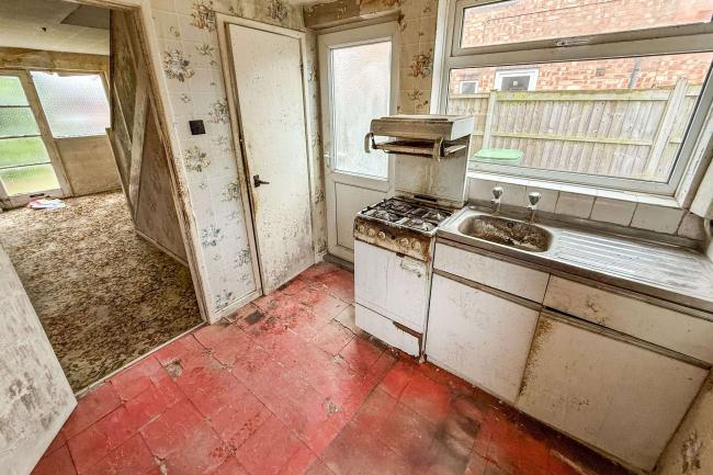 24 Leigh Road, Beeston, Nottingham NG9 6GF 1