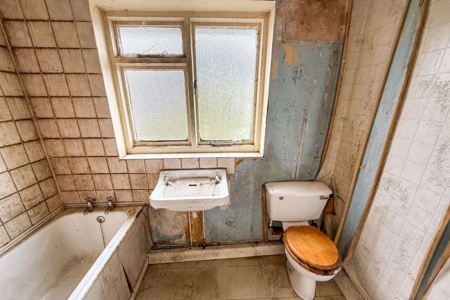 24 Leigh Road, Beeston, Nottingham NG9 6GF 1