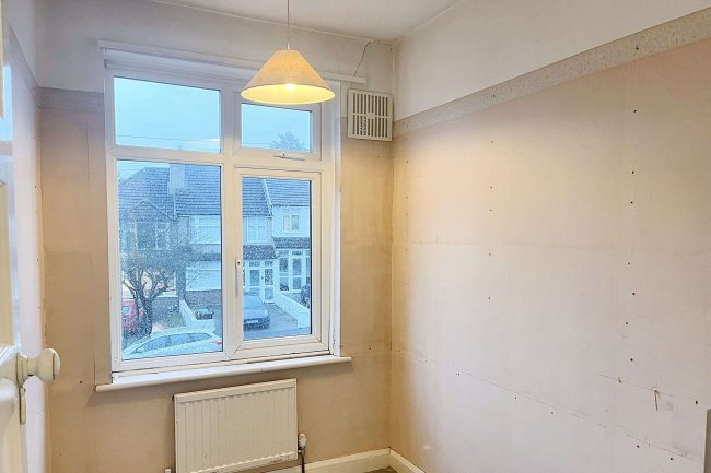 56 Ardrossan Gardens, Worcester Park, Surrey, KT4 7AX 8