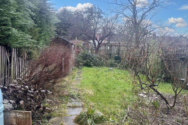 56 Ardrossan Gardens, Worcester Park, Surrey, KT4 7AX 8