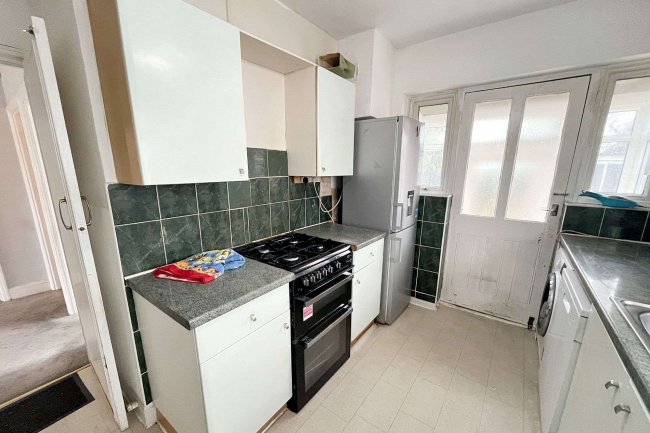 8 Oakleigh Avenue, Tolworth, Surrey KT6 7PX 5