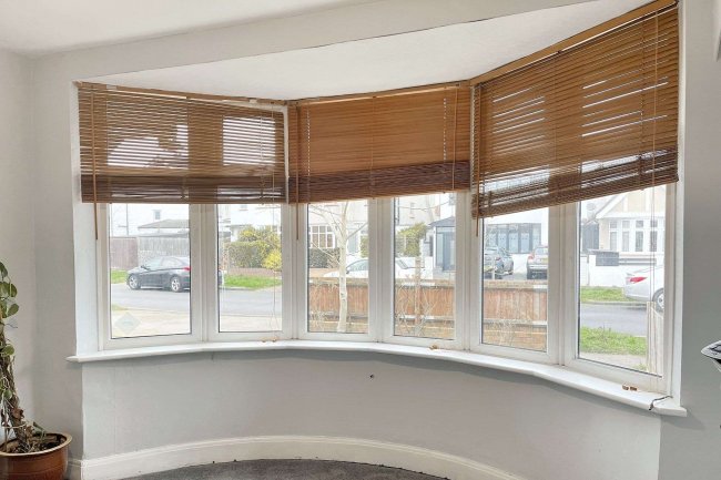 8 Oakleigh Avenue, Tolworth, Surrey KT6 7PX 5