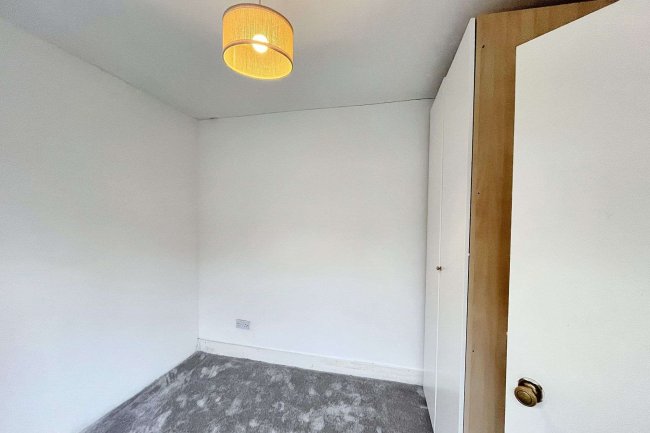 8 Oakleigh Avenue, Tolworth, Surrey KT6 7PX 5