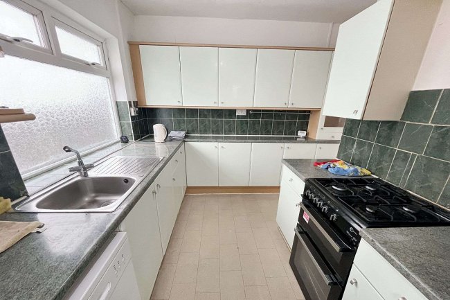 8 Oakleigh Avenue, Tolworth, Surrey KT6 7PX 5