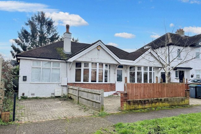 8 Oakleigh Avenue, Tolworth, Surrey KT6 7PX 5