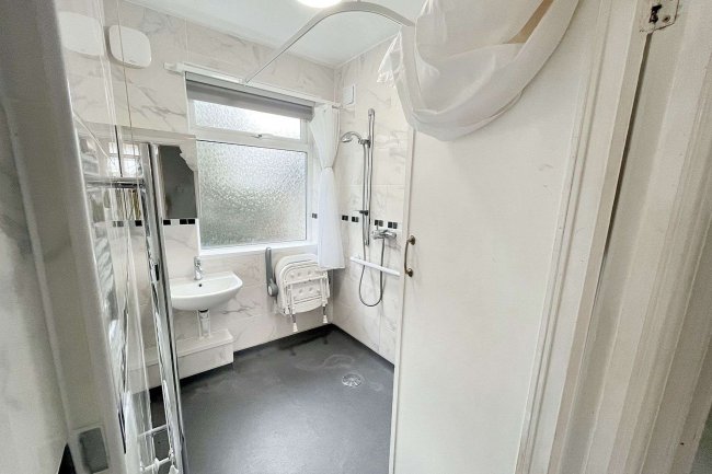 8 Oakleigh Avenue, Tolworth, Surrey KT6 7PX 5