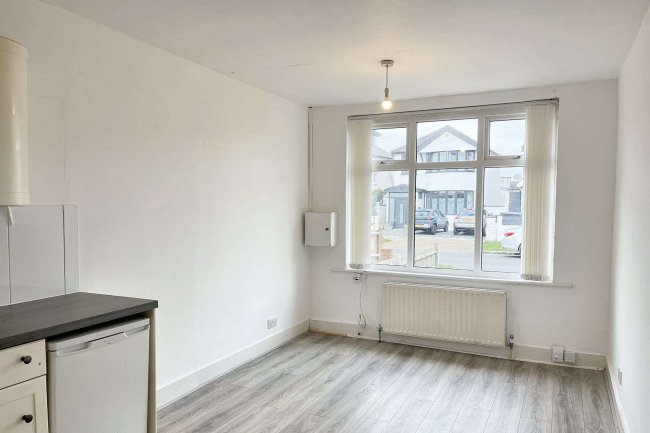 8 Oakleigh Avenue, Tolworth, Surrey KT6 7PX 5