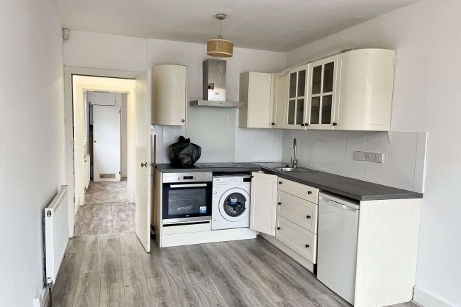 8 Oakleigh Avenue, Tolworth, Surrey KT6 7PX 5