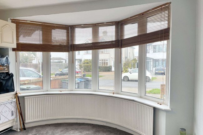 8 Oakleigh Avenue, Tolworth, Surrey KT6 7PX 5