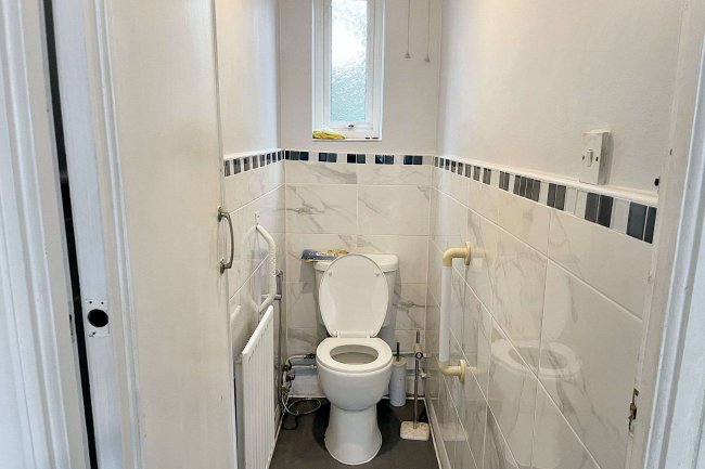 8 Oakleigh Avenue, Tolworth, Surrey KT6 7PX 5