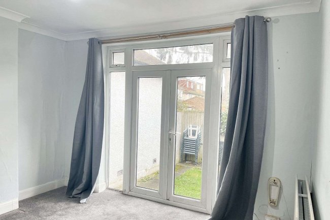 8 Oakleigh Avenue, Tolworth, Surrey KT6 7PX 5