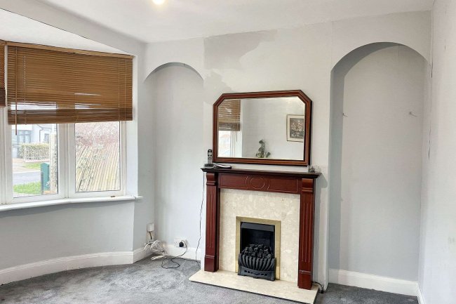 8 Oakleigh Avenue, Tolworth, Surrey KT6 7PX 5