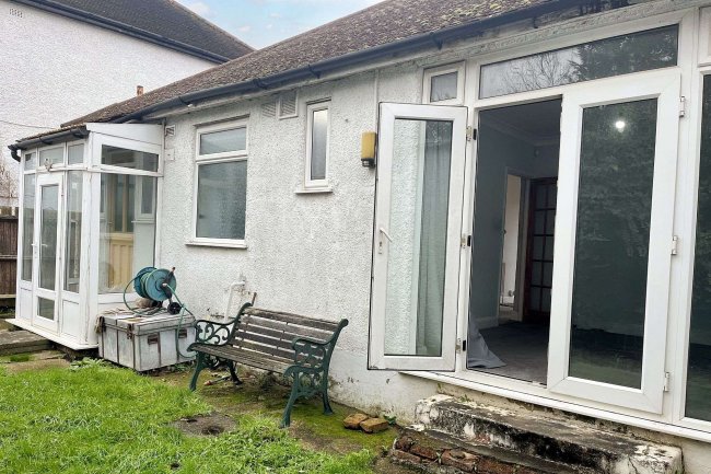 8 Oakleigh Avenue, Tolworth, Surrey KT6 7PX 5