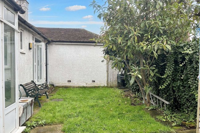 8 Oakleigh Avenue, Tolworth, Surrey KT6 7PX 5