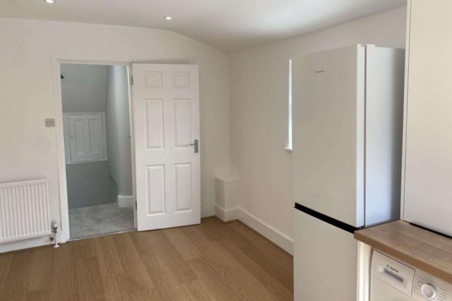 15/15A Trinity Road, Tooting, London SW17 7SD 8