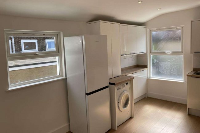 15/15A Trinity Road, Tooting, London SW17 7SD 8