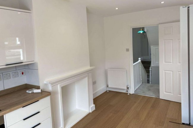 15/15A Trinity Road, Tooting, London SW17 7SD 8