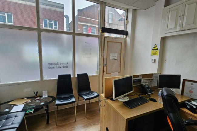 15/15A Trinity Road, Tooting, London SW17 7SD 8