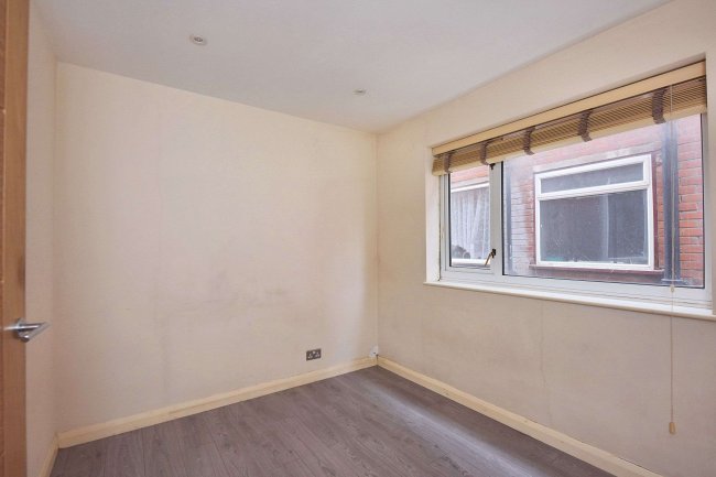 87 Dock Road, Tilbury, Essex, RM18 7BX 3