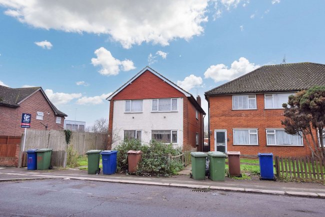 87 Dock Road, Tilbury, Essex, RM18 7BX 3