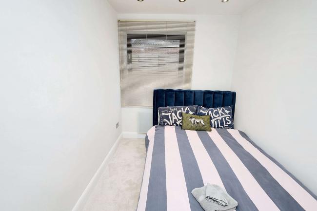 Flat 4, 125-127 High Street, Brentwood, Essex, CM14 4RX 4