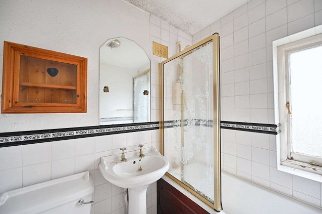 71 Court Avenue, Coulsdon CR5 1HJ 4