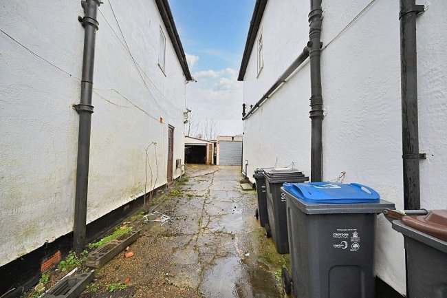 71 Court Avenue, Coulsdon CR5 1HJ 4